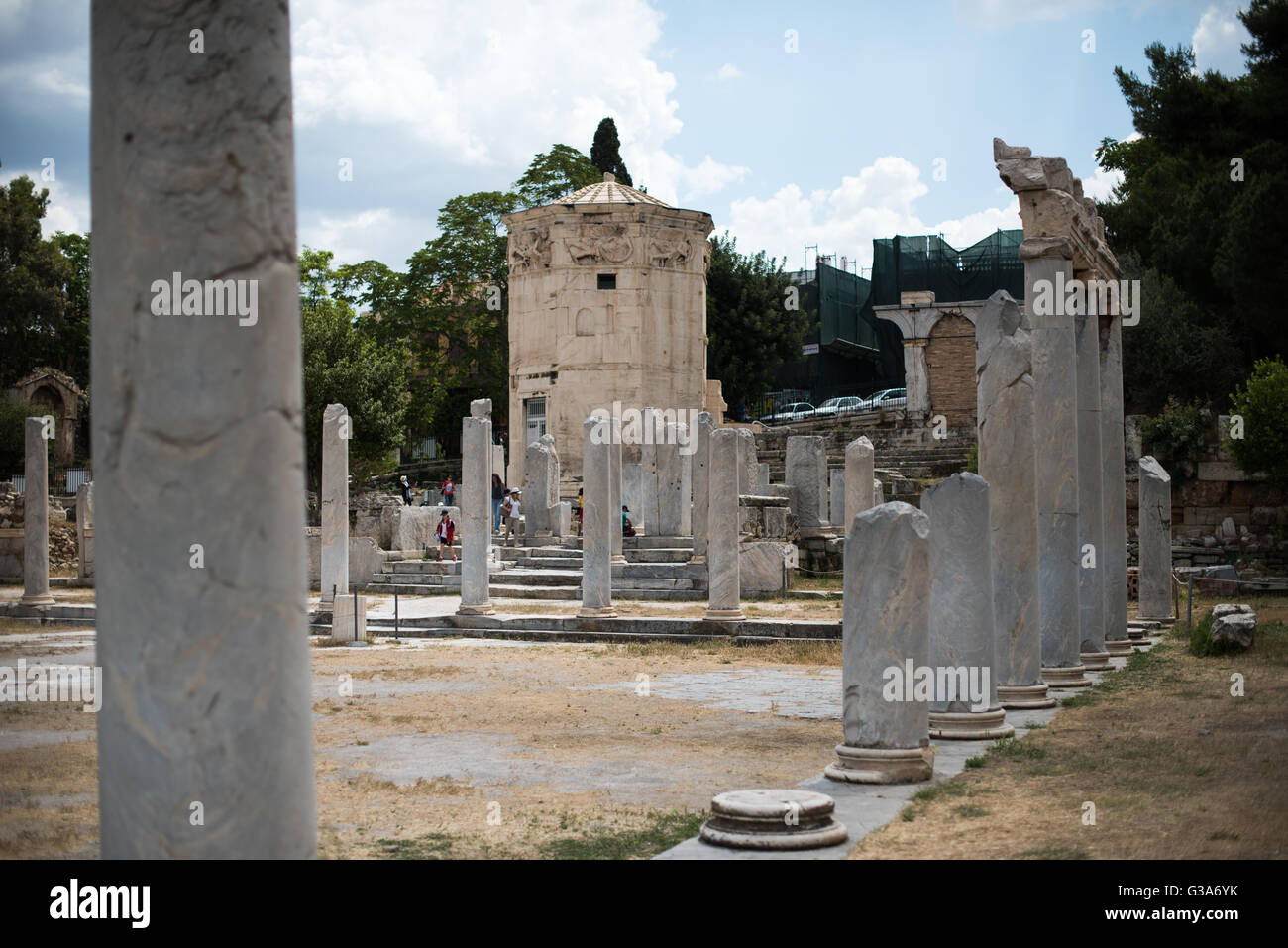 ATHEN, Griechenland — ATHEN, Griechenland — das Horologion von Andronikos von Kyrrhos (auch bekannt als Turm der Winde) ist ein Werk des Architekten und Astonomers Andronikos von Kyrrhos in Mazedonien. Sie befindet sich auf dem nördlichen Hang der Akropolis in der Nähe der römischen Agora (und befindet sich heute in der archäologischen Anlage der Antike Agora). Sie wurde in der späten hellenischen Zeit erbaut, möglicherweise am Ende des 2. Jahrhunderts v. Chr.. Erbaut zwischen 19 v. Chr. und 11 v. Chr., war die römische Agora das Handelszentrum des antiken Athen. Es zeigte ein großes rechteckiges Gebäude mit einem offenen Innenhof, umgeben von Geschäften, Lagerräumen, Stockfoto