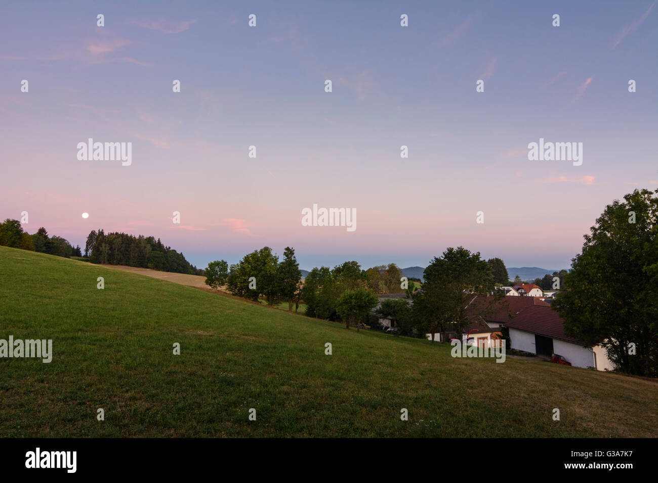 Mit Blick auf Harruck bei Sonnenaufgang mit Vollmond, Österreich, Oberösterreich, Oberösterreich, Mühlviertel, Waldburg Stockfoto