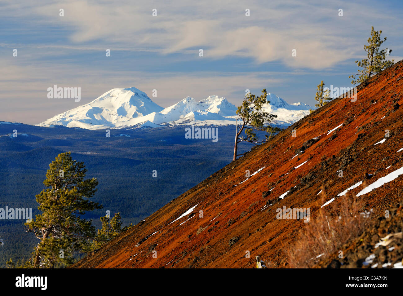 41,987.07180 Vordergrund Mokst Butte rote Schlackenkegel, Bkgr Süden & mittleren Schwestern Mts, gebrochen oben Mt Stockfoto