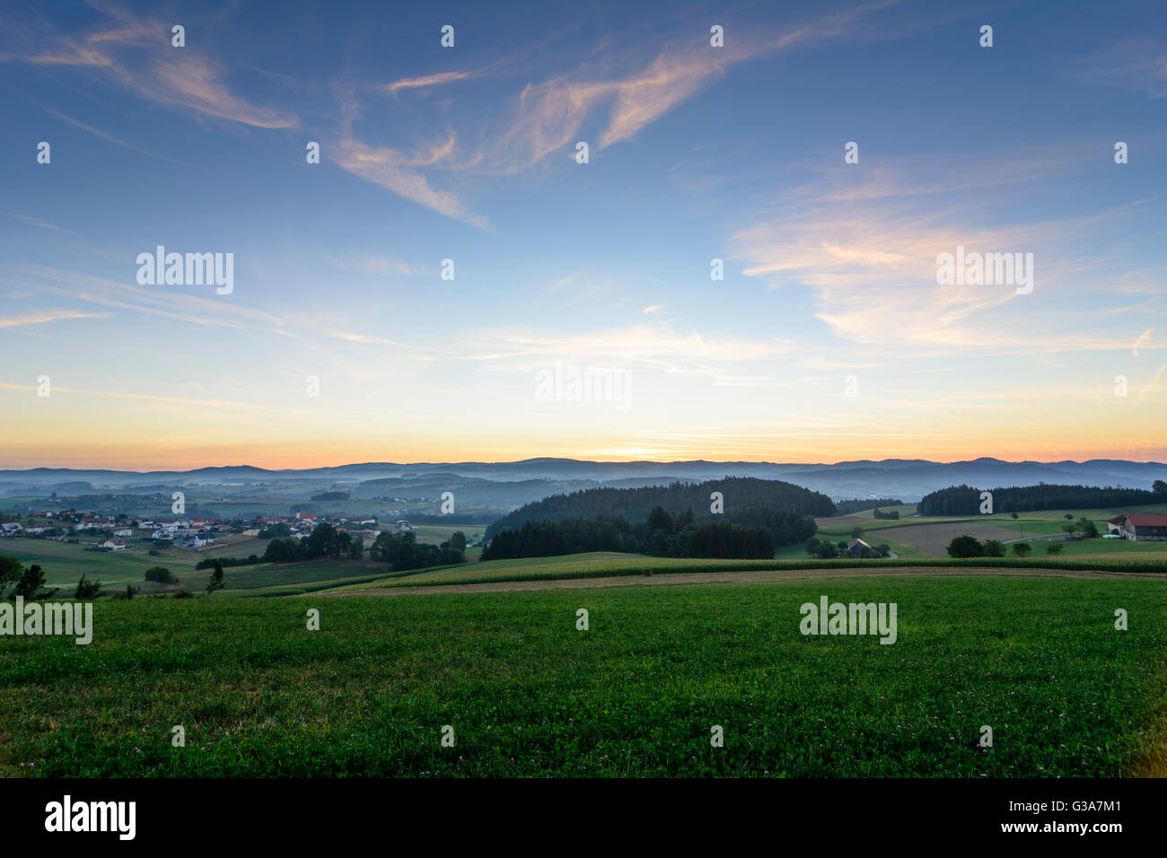 Blick über das Mühlviertel bei Sonnenaufgang, Österreich, Oberösterreich, Oberösterreich, Mühlviertel, Waldburg Stockfoto