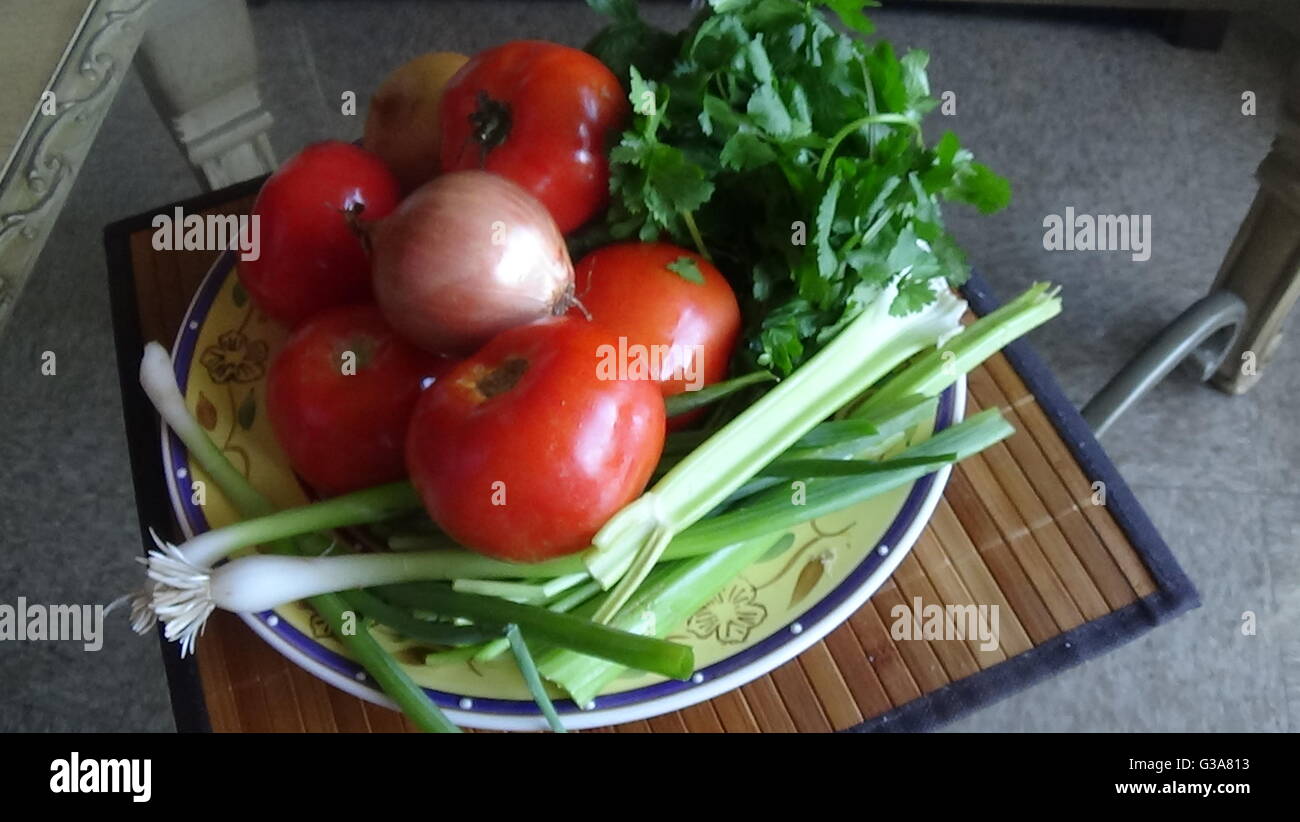 Grundlegende frisches Bio-Gemüse auf einem Teller Stockfoto