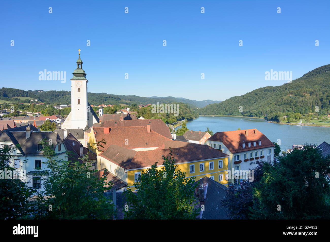 Blick vom Schloss Greinburg zum Zentrum und Pfarrkirche Stadtkirche, Österreich, Oberösterreich, Oberösterreich, Donau, Grein Stockfoto
