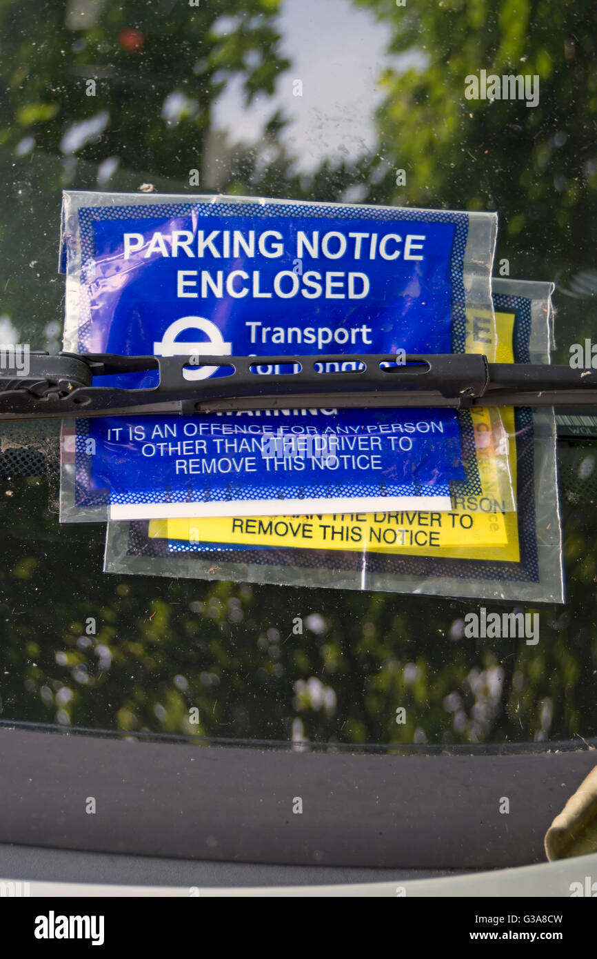 Parkplatz Ankündigung, ausgestellt von Transport for London unter einen Scheibenwischer, der auf ein Auto Windschutzscheibe in Chiswick, London, england Stockfoto