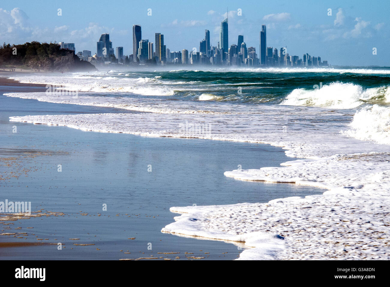 Gold Coast Strand mit Blick in Richtung Paradies für Surfer in Queensland-Australien Stockfoto