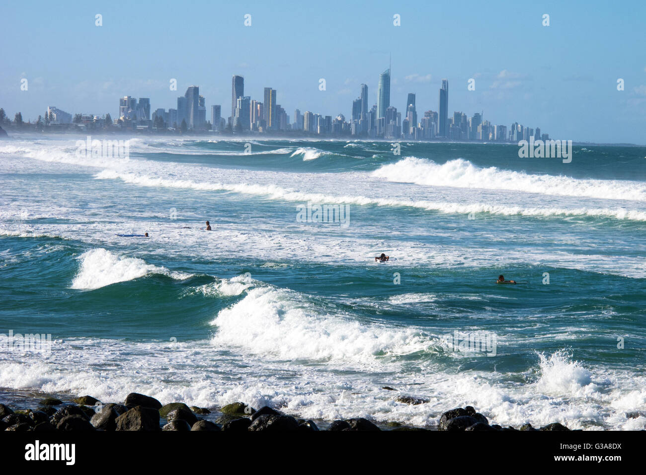 Gold Coast Strand mit Blick in Richtung Paradies für Surfer in Queensland-Australien Stockfoto