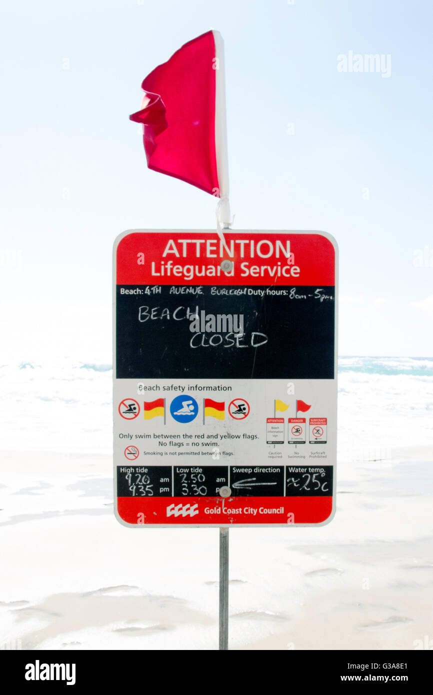Schild Warnung, dass der Strand zum Schwimmen und Surfen nach einem Sturm geschlossen ist. Stockfoto