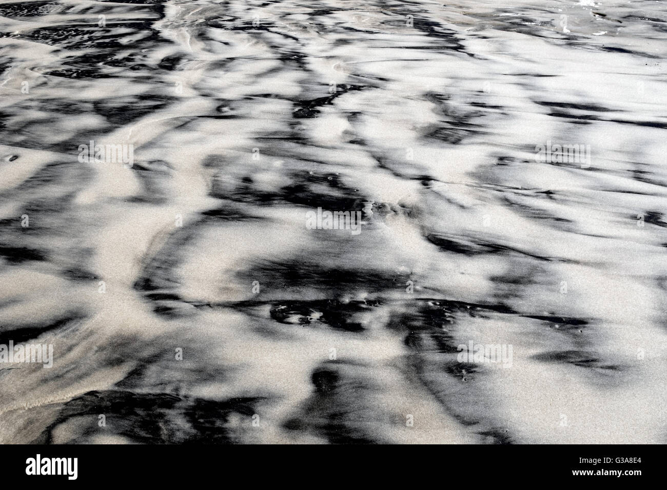 Muster in den Sand am Strand nach einem Sturm an der Gold Coast in Australien Stockfoto