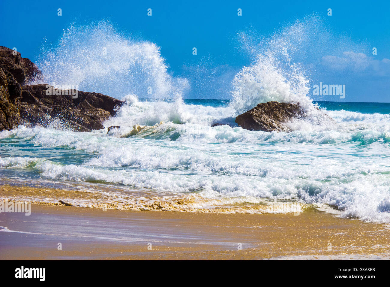 Wellen, die auf Felsen an der Gold Coast in Australien Stockfoto