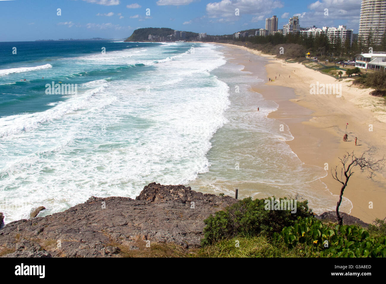 Blick entlang des Strandes in Richtung Burleigh Heads an der Gold Coast in Australien Stockfoto