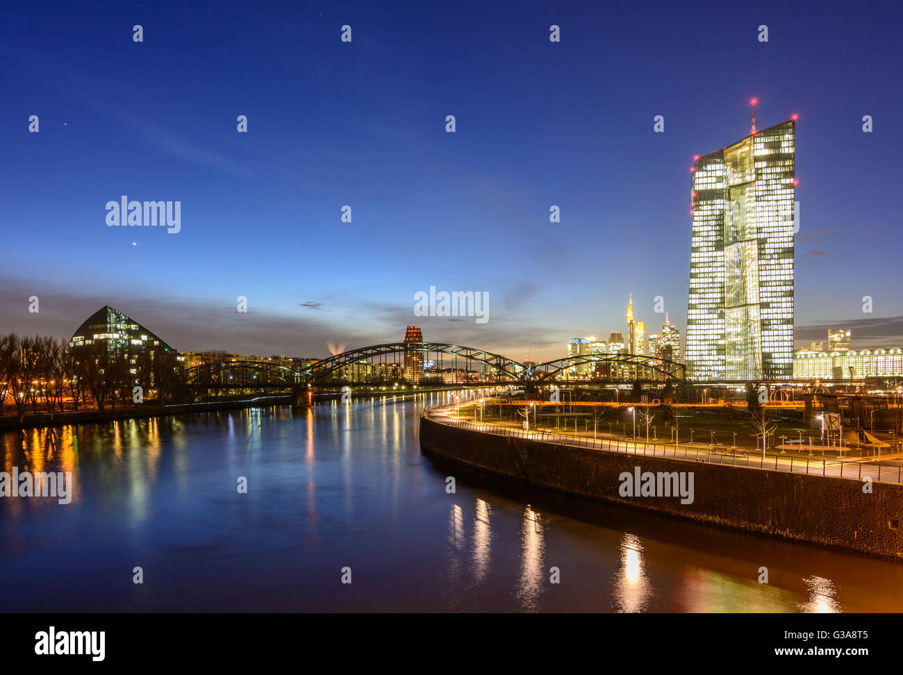 Europäische Zentralbank (EZB) mit Deutschherrnbrücke Brücke über den Main, im Hintergrund das Finanzviertel, Deutsch Stockfoto