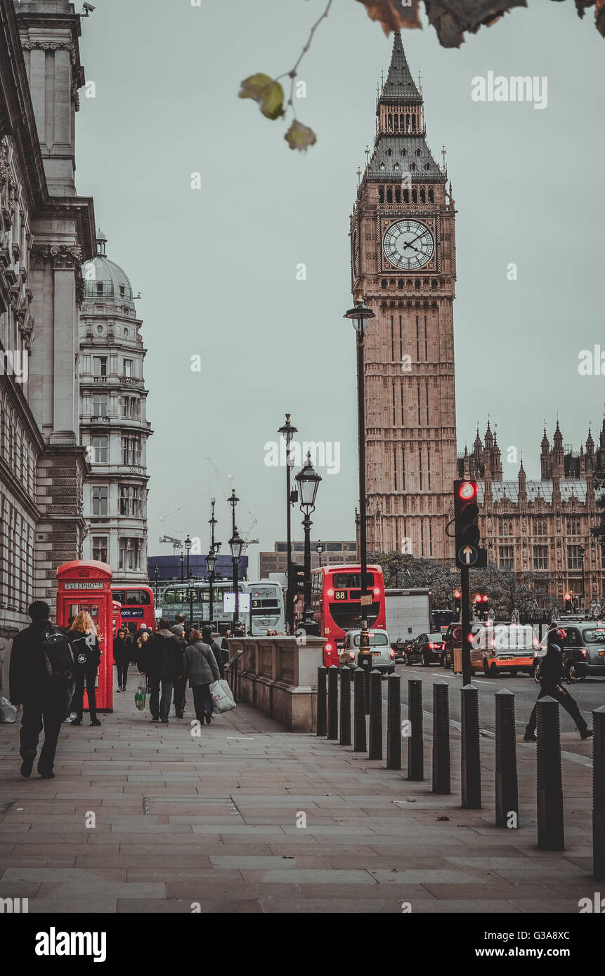 Blick auf Big Ben, dem Palace of Westminster und eine rote Telefonzelle Stockfoto