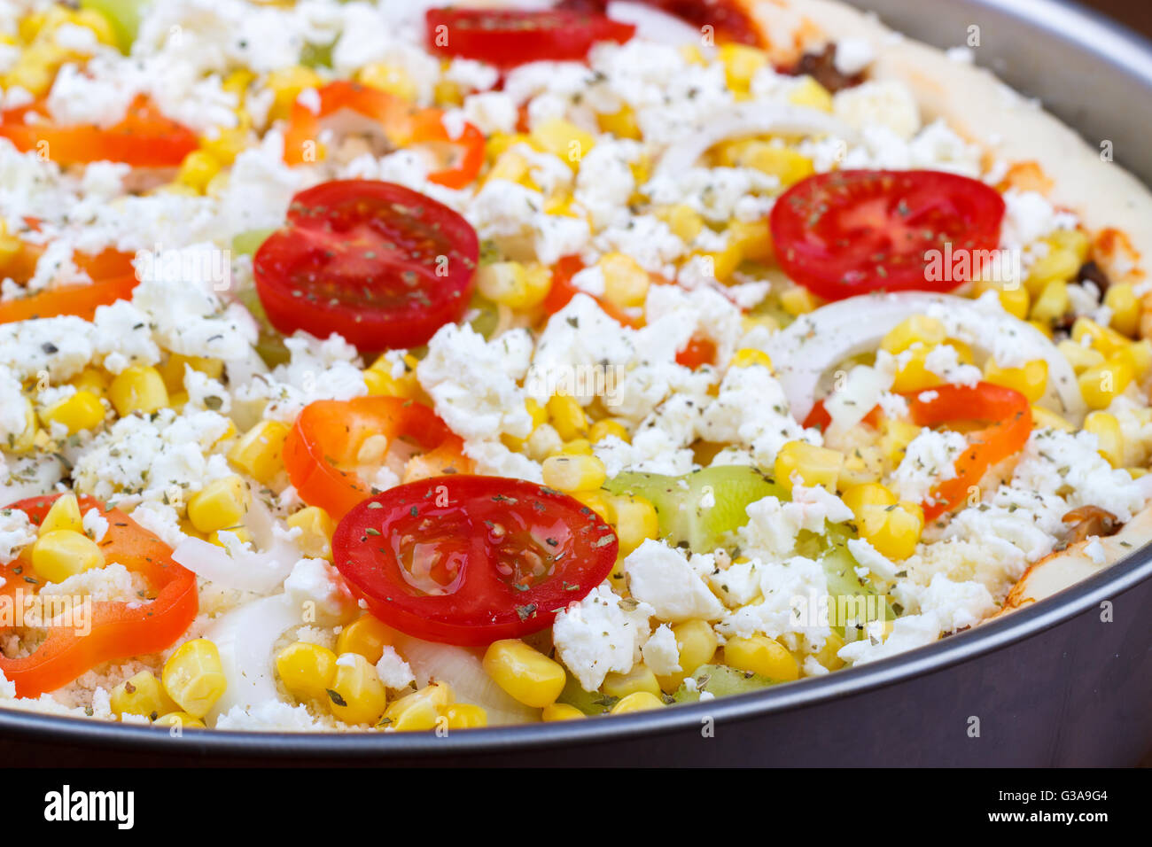 Nahaufnahme von rohem hausgemachte vegetarische Pizza am Küchentisch, rohe Pizza. Stockfoto