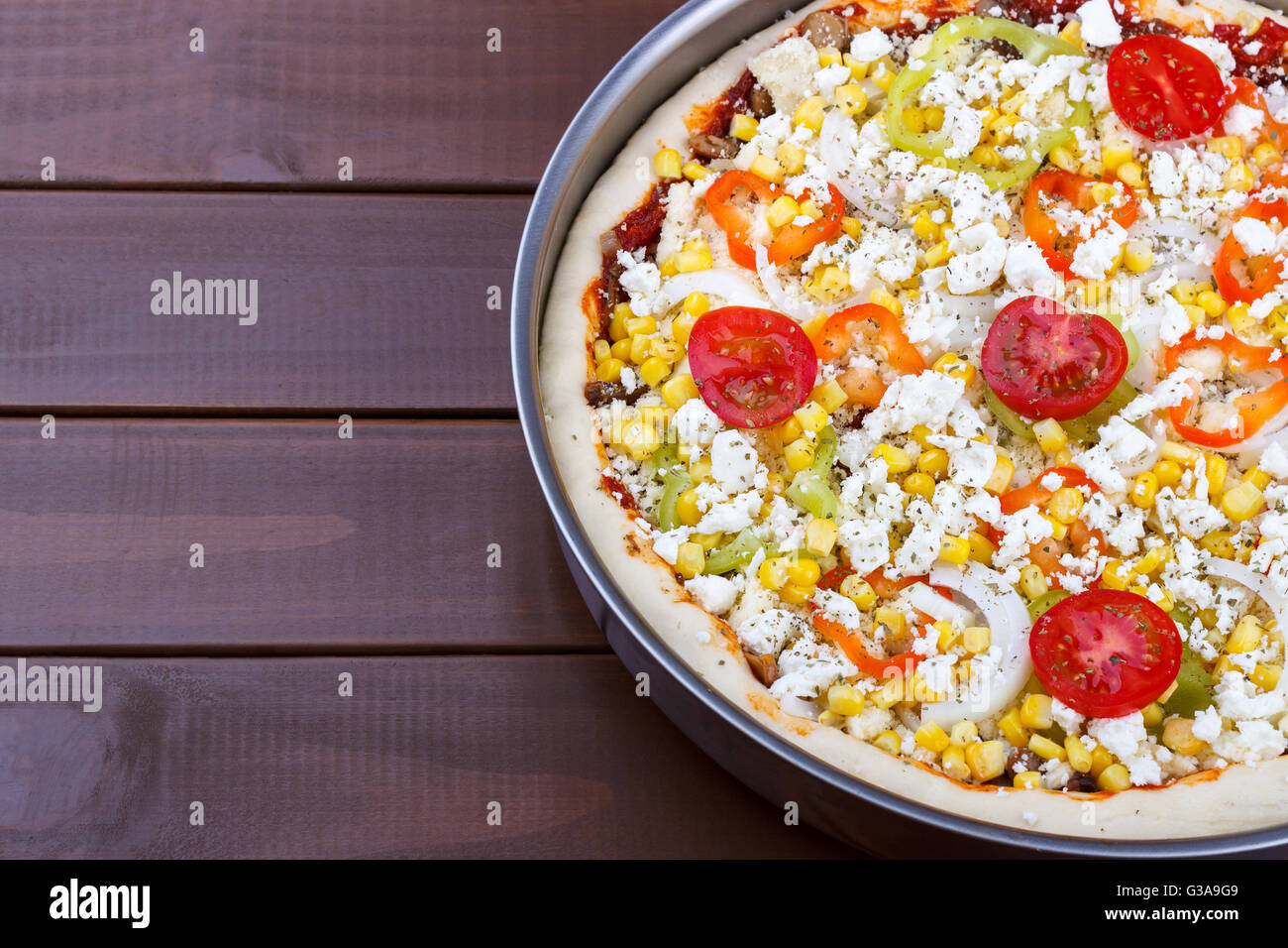 Ungekocht hausgemachte vegetarische Pizza am Küchentisch, rohe Pizza. Stockfoto