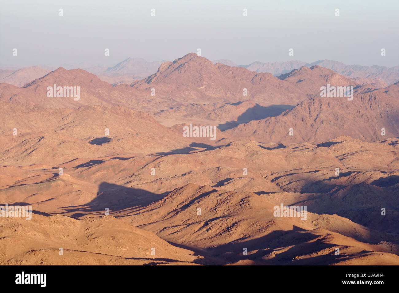 Blick vom Berg Sinai durch die Wüste, Abendlicht, Sinai Ägypten Stockfoto