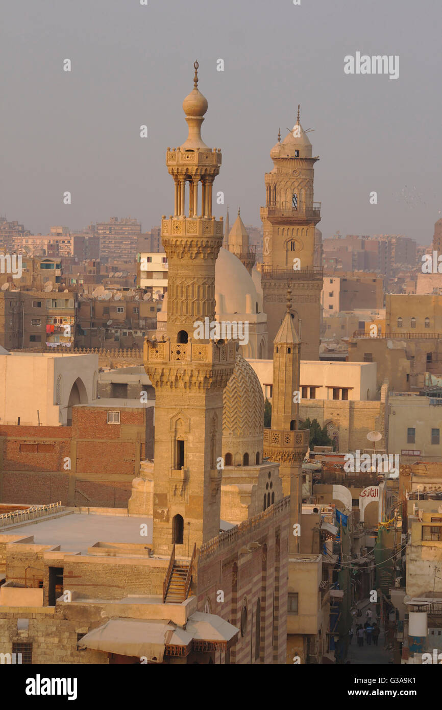 Kairo, al-Muizz li-Din Allah Straße Moschee al-Ashraf Barsbey und Qalawun Komplex gesehen vom Minarett der Al-Ghouri, Abend Stockfoto