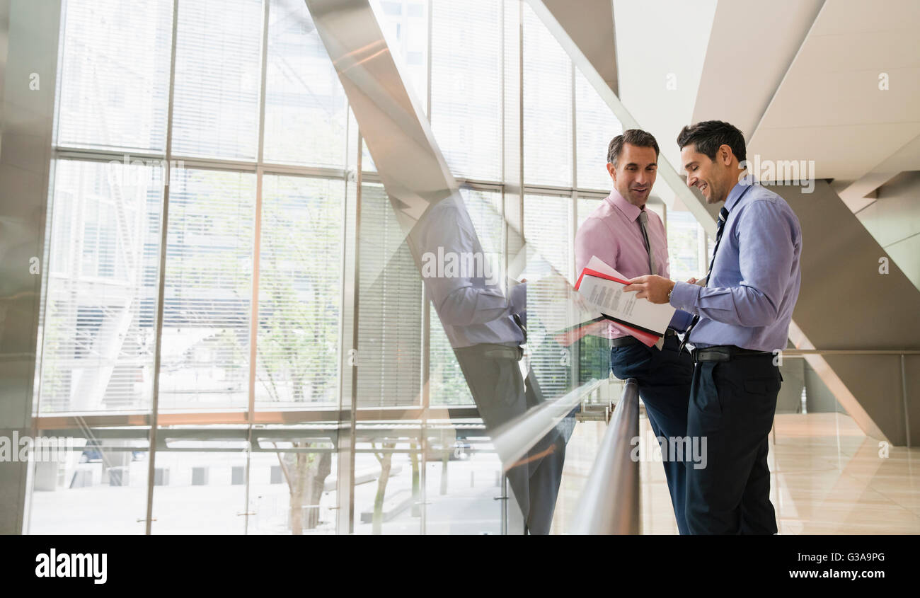 Unternehmen Unternehmer diskutieren Papierkram in modernen lobby Stockfoto