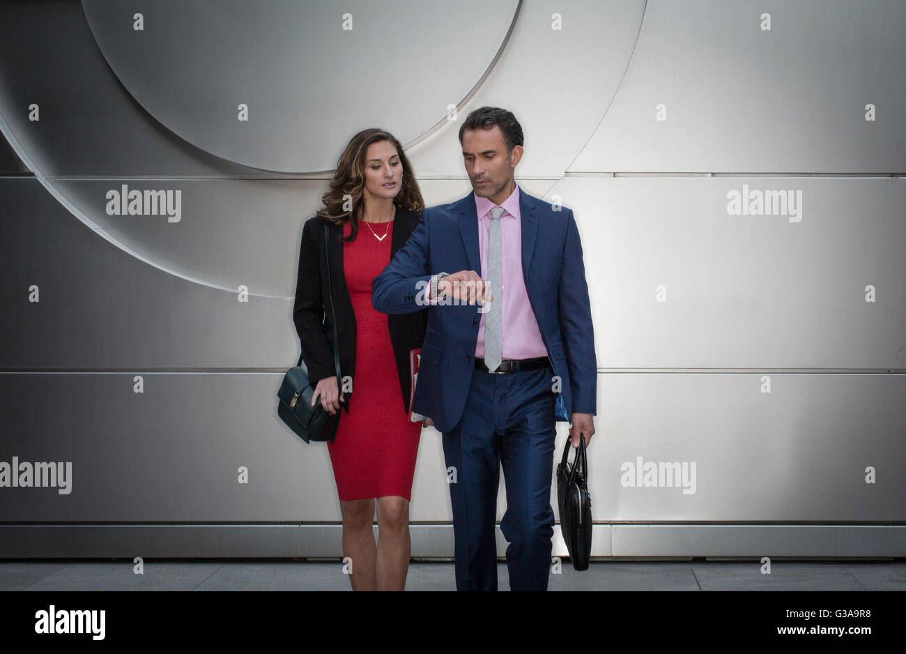 Corporate Geschäftsmann Überprüfung Armbanduhr Stockfoto