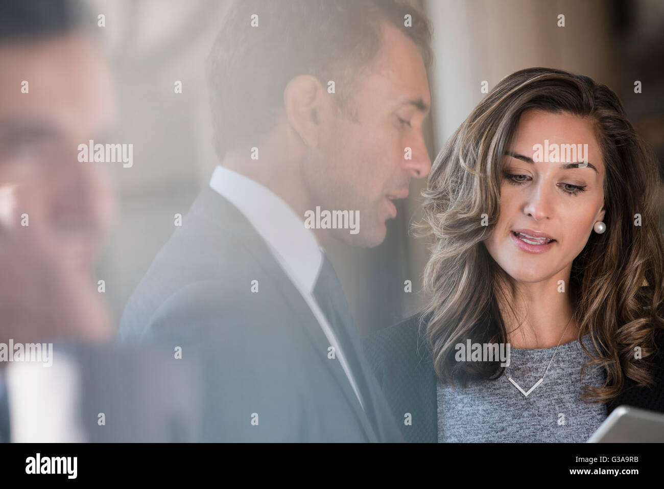 Corporate Geschäftsmann und Geschäftsfrau mit digital-Tablette Stockfoto