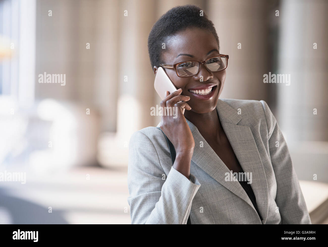 Lächelnde corporate Geschäftsfrau, reden über Handy Stockfoto
