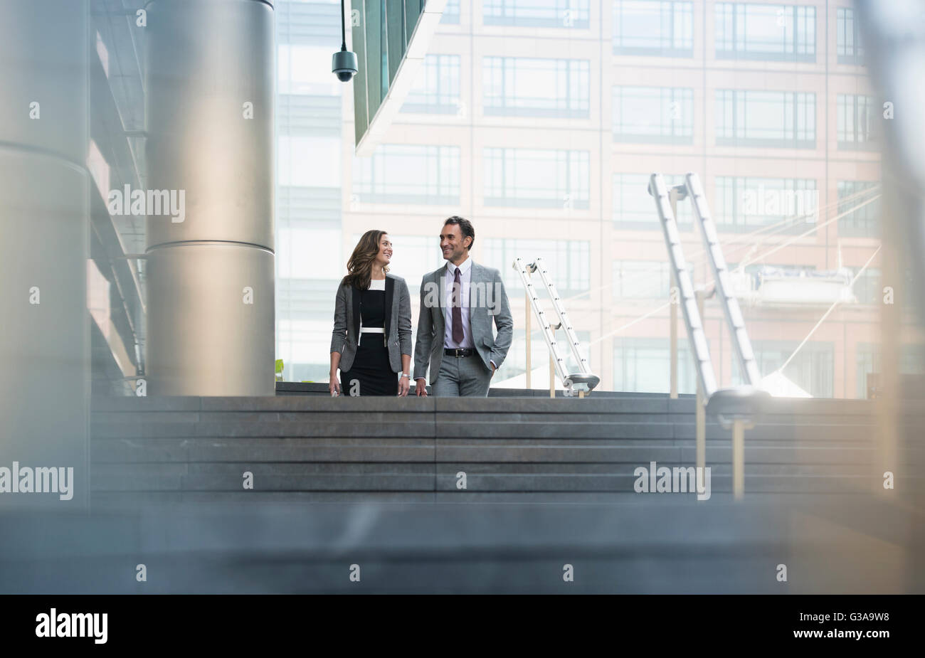 Corporate Geschäftsmann und Geschäftsfrau absteigend Treppe im freien Stockfoto