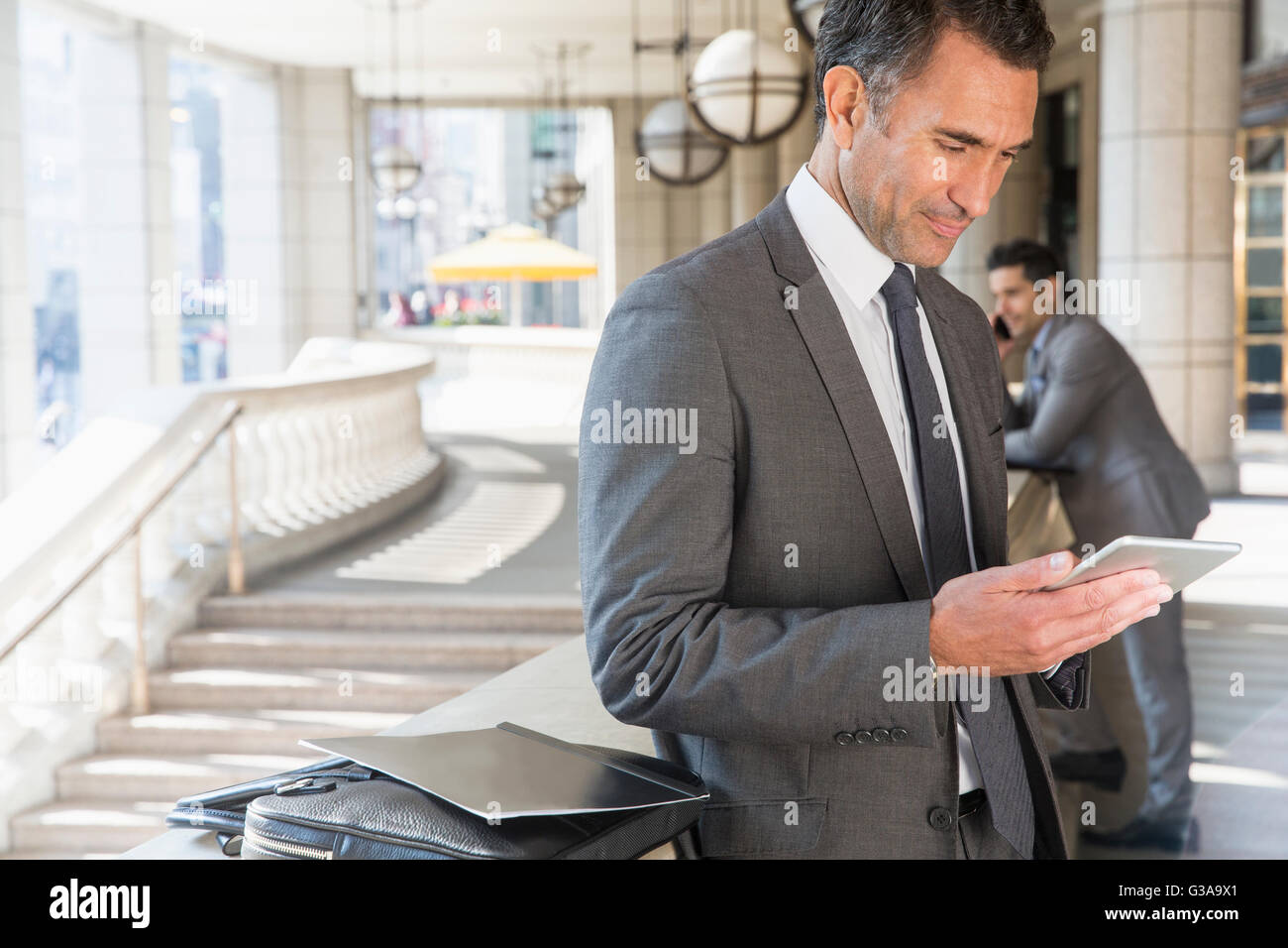 Corporate Geschäftsmann mit digitalen Tablet im freien Stockfoto