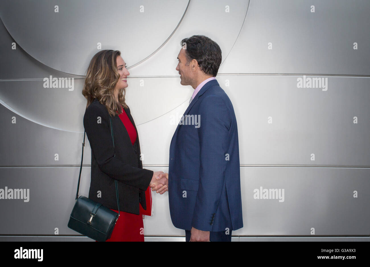 Corporate Geschäftsmann und Geschäftsfrau handshaking Stockfoto