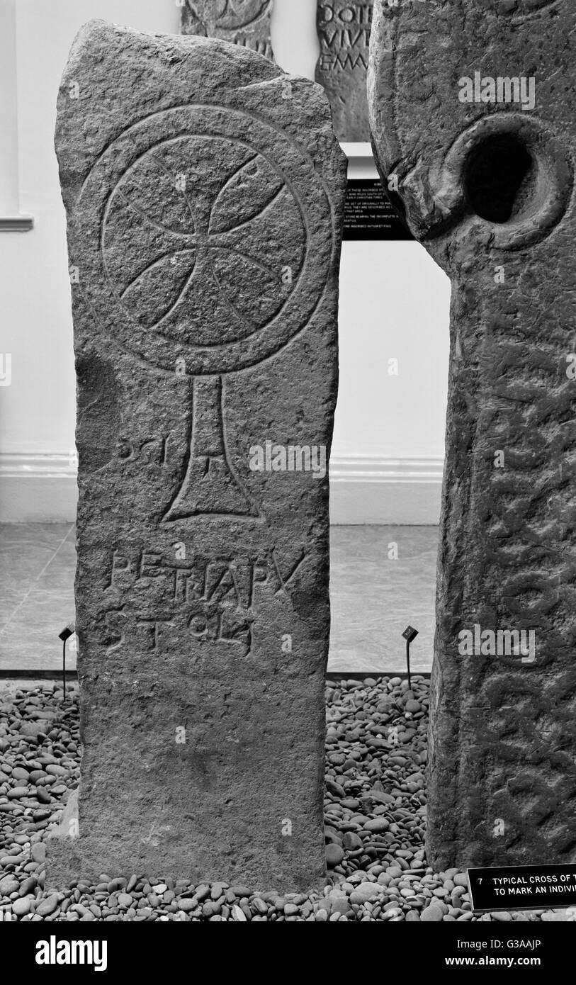 Fund Priory Museum, Wigtown: C7th Kreuz markiert & eingeschrieben Säule Stein "Der Ort der Apostel Petrus", Stand S des keltischen Klosters. Stockfoto