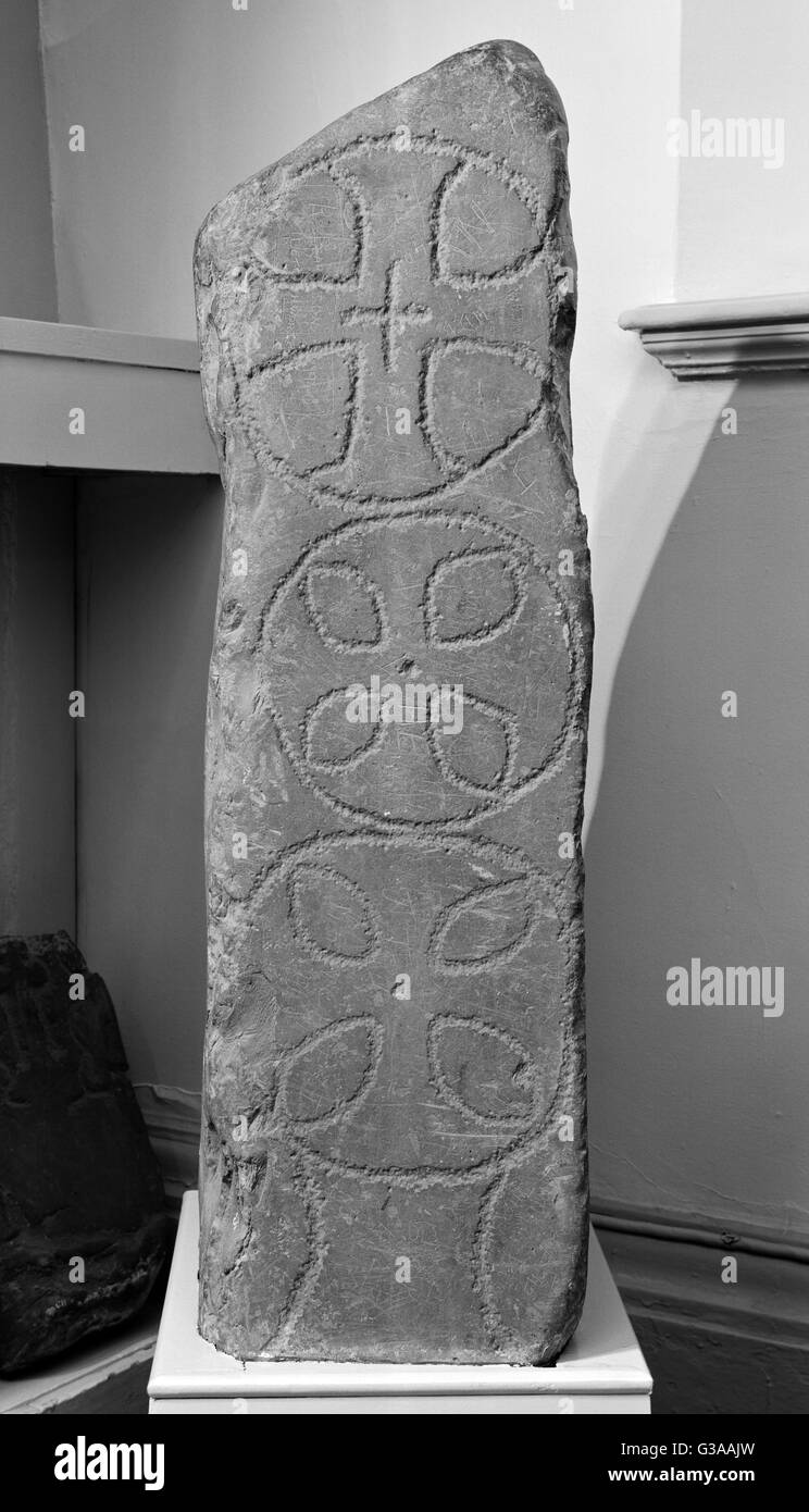 Fund Priory Museum: C10th/11. Kreuz versehenen Säule Stein (c. 5), Teil einer Gruppe in St. Ninian Höhle gefunden. Stockfoto