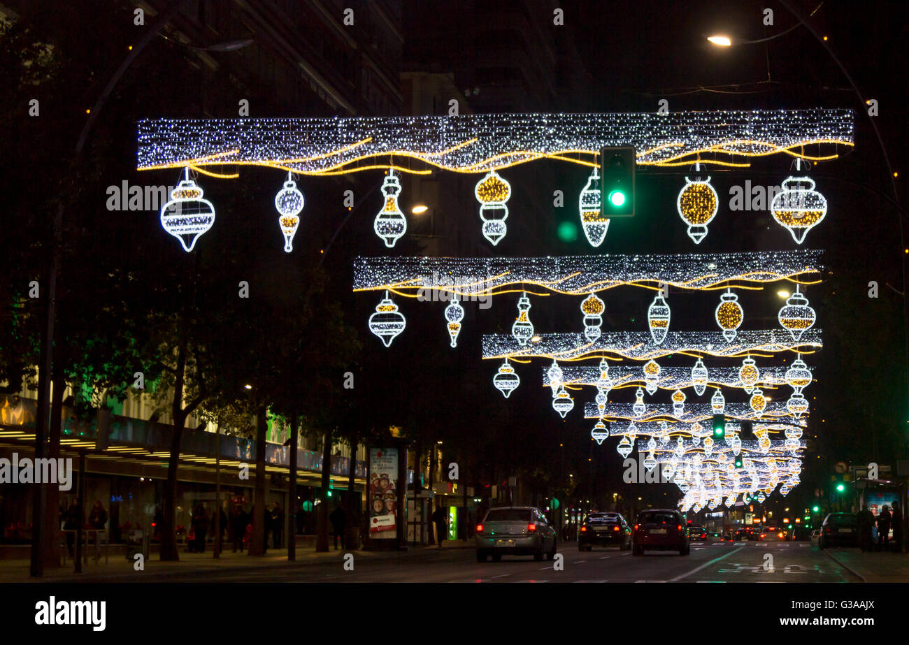 Bunte Lichter schmücken die Straßen zu Weihnachten, Madrid, Spanien Stockfoto