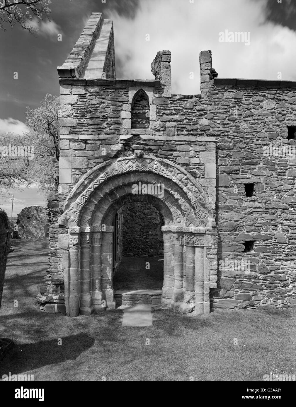 C12th romanische Eingang von zerstört Chor der Fund Priory-Kirche am W-Ende der C13th Kathedrale-Priorat Kirchenschiff eingefügt. Stockfoto
