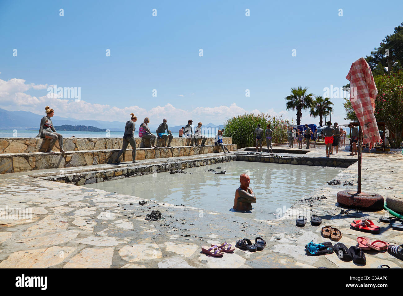 Menschen, die ein Schlammbad, Therme am See Koycegiz, Sultaniye, in der Nähe von Dalyan, Provinz Mugla, Türkei. Stockfoto