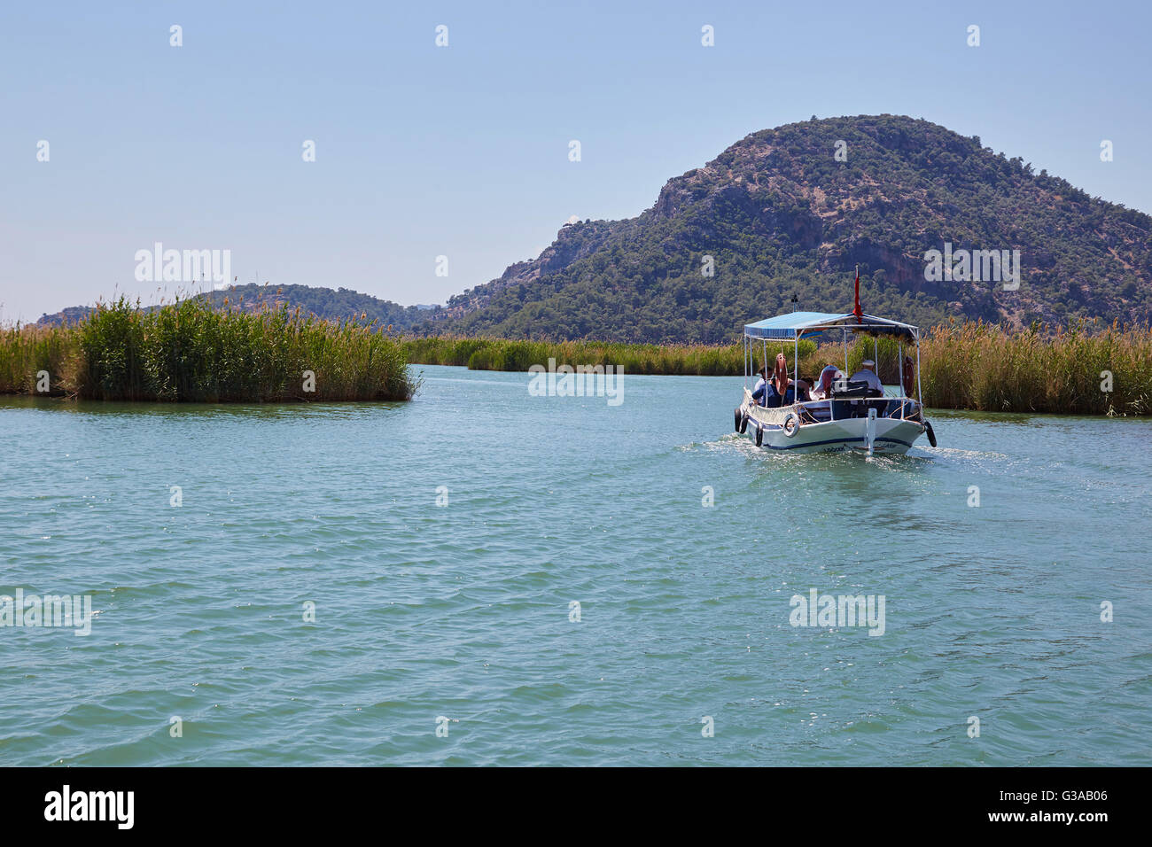 Dalyan Fluss Touristenboot auf dem Weg zur Schildkröteninsel, Dalyan Fluss der Türkei. Stockfoto