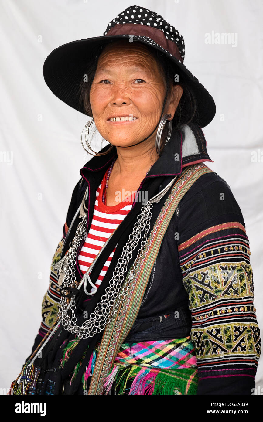 Eine Frau mittleren Alters, die in einem traditionellen Hmong-Kostüm in Sapa, Provinz Lao Cai, Vietnam Stockfoto