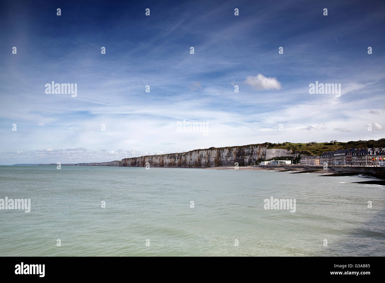 FECAMP, Frankreich - 8. April 2015: Stadt und Schiffe im Hafen von Fecamp Normandie Frankreich am 2. Oktober 2012 Stockfoto