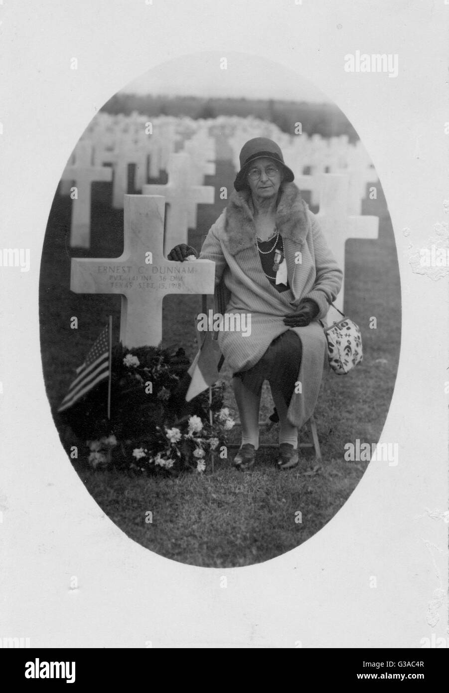 Mary Carlotta Dunnam, besucht auf einem Gold Star Mütter und Witwen Pilgrimage, das Grab ihres Sohnes, Ernest C. Dunnam, getötet in Aktion in Frankreich am 15. September 1918. St. Mihiel Friedhof, France, August 1930. Stockfoto