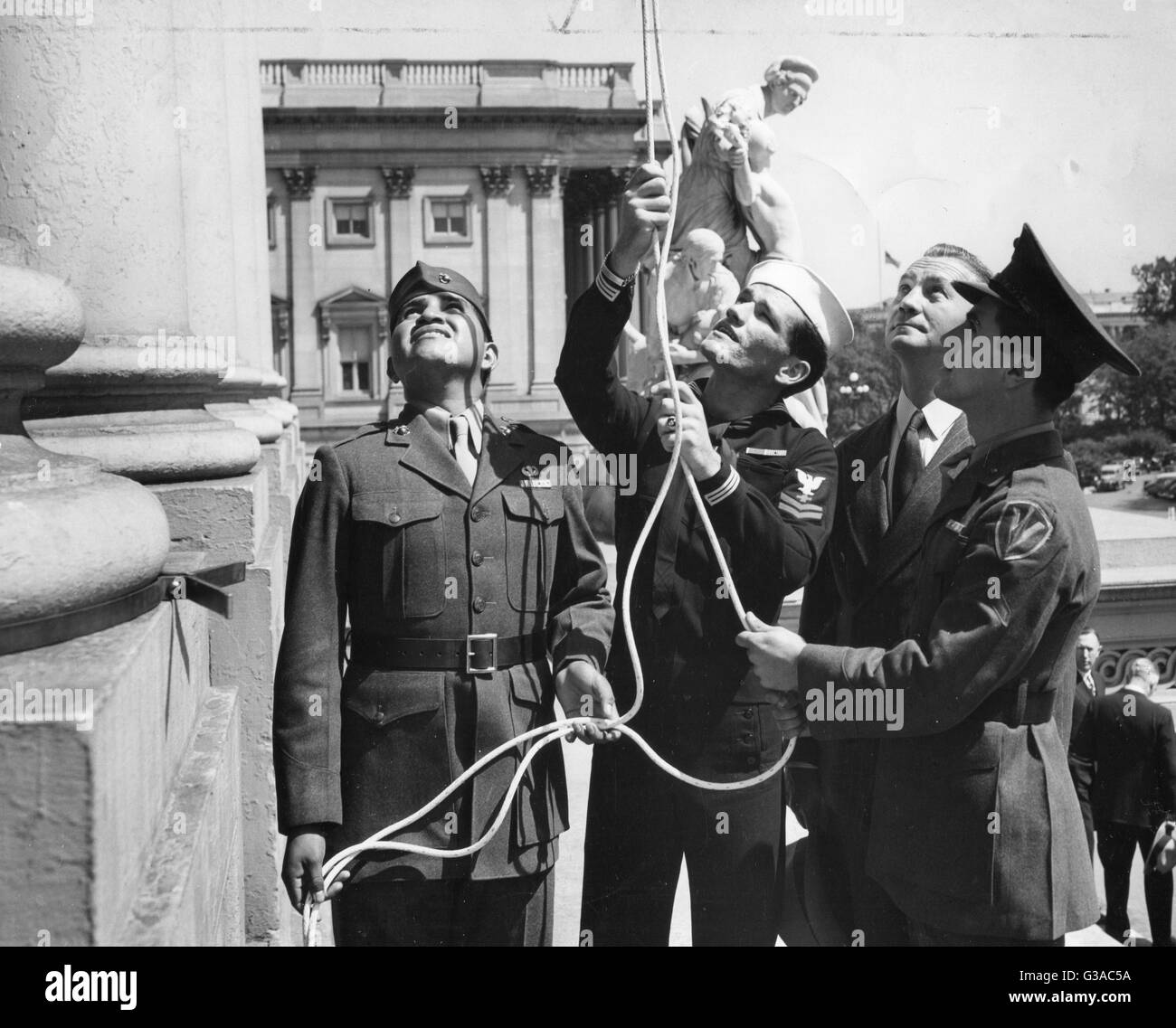 Marine Pvt. Ira Hayes, Apotheker Mate 2. Klasse John H. Bradley, Marineminister James Forrestal und Marine Private Rene Gagnon, Überlebenden der historischen Flagge heben auf Iwo Jima, hissen die gleiche Flagge über das Kapitol, das 7. Kriegsanleihe-Laufwerk zu öffnen. Stockfoto