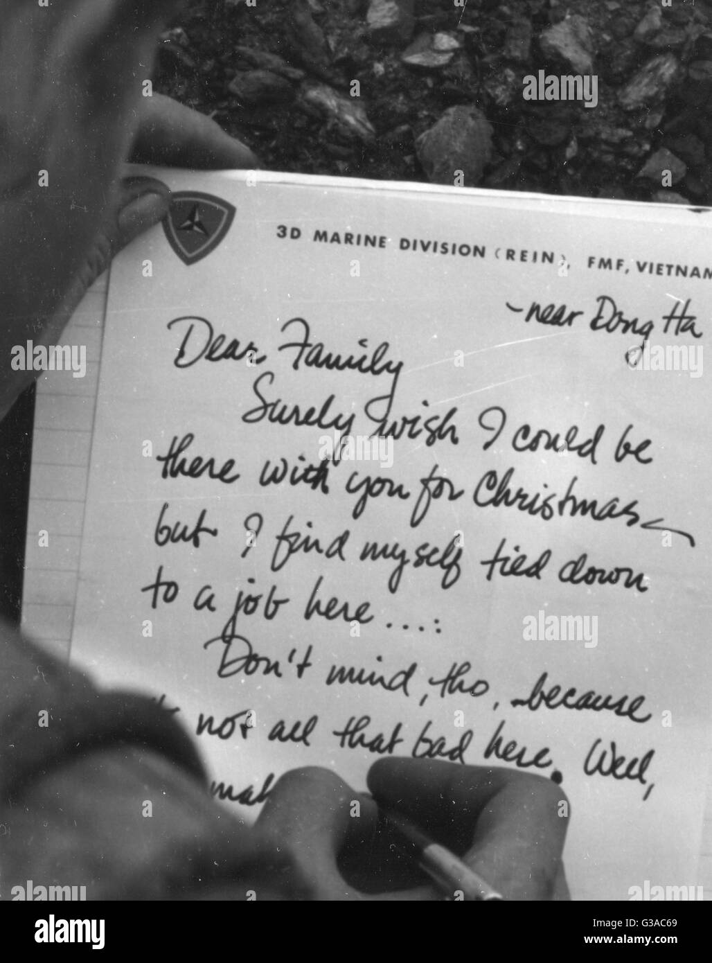 Eine Marine in Vietnam schreibt einen Brief vor Weihnachten nach Hause. Stockfoto