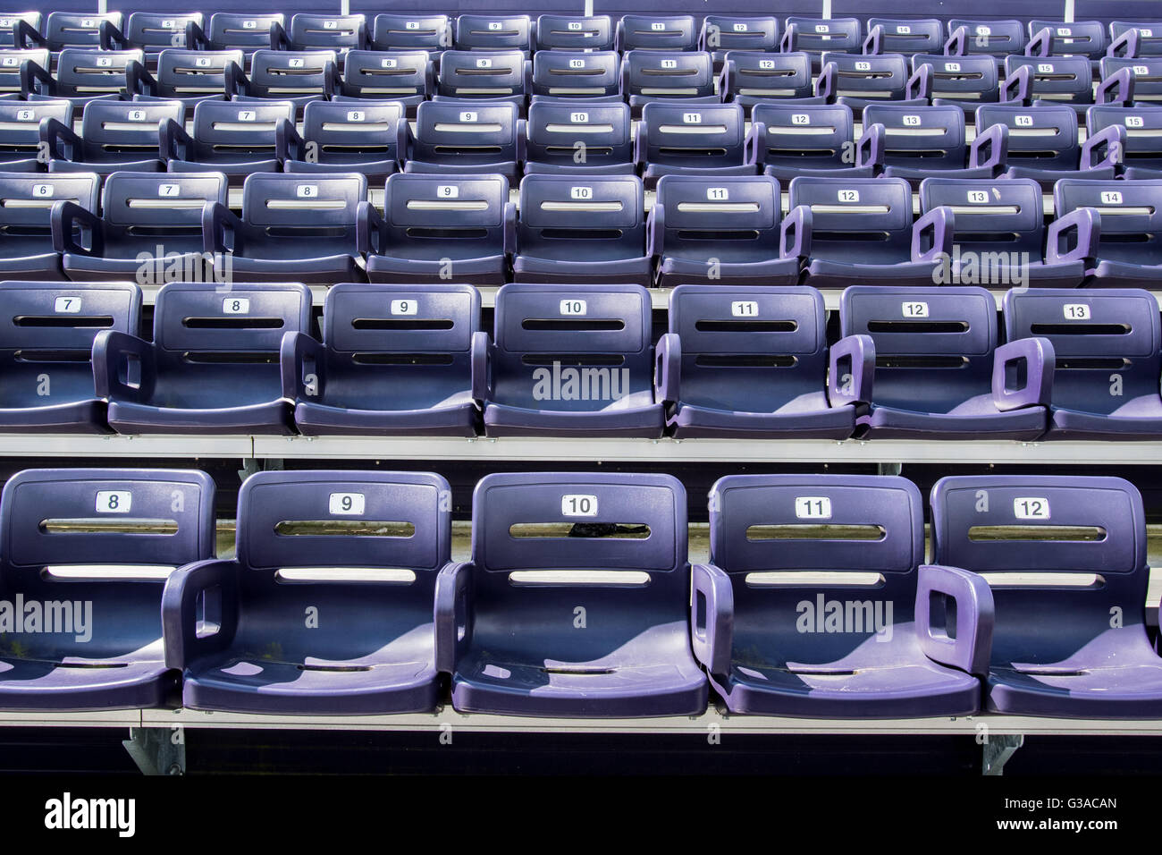 Lila Stadionsitze mit 5 Sitzplätzen erschossen vor Zeile Breite Stockfoto