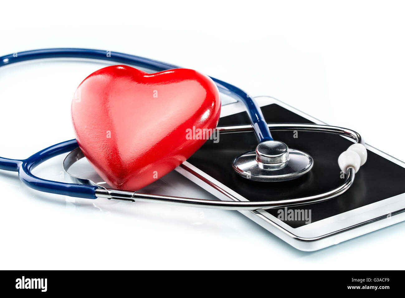 Kardiologe, Stethoskop, Herzform und Digital-Tablette Stockfoto