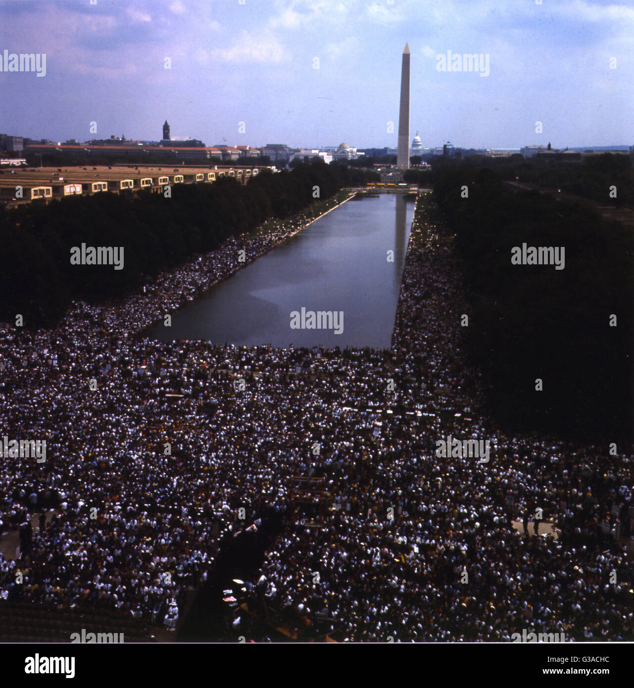 Farbfoto des Washington Monument und Reflecting Pool beim Marsch auf Washington. Stockfoto