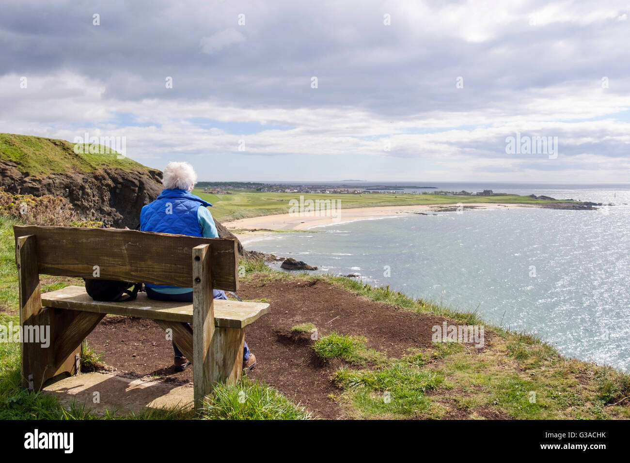 Ältere ältere Frau OAP ruht auf einer Bank in der fife Coastal Path über West Bay in Firth von weiter suchen. Elie und Earlsferry Fife Schottland Großbritannien Großbritannien Stockfoto