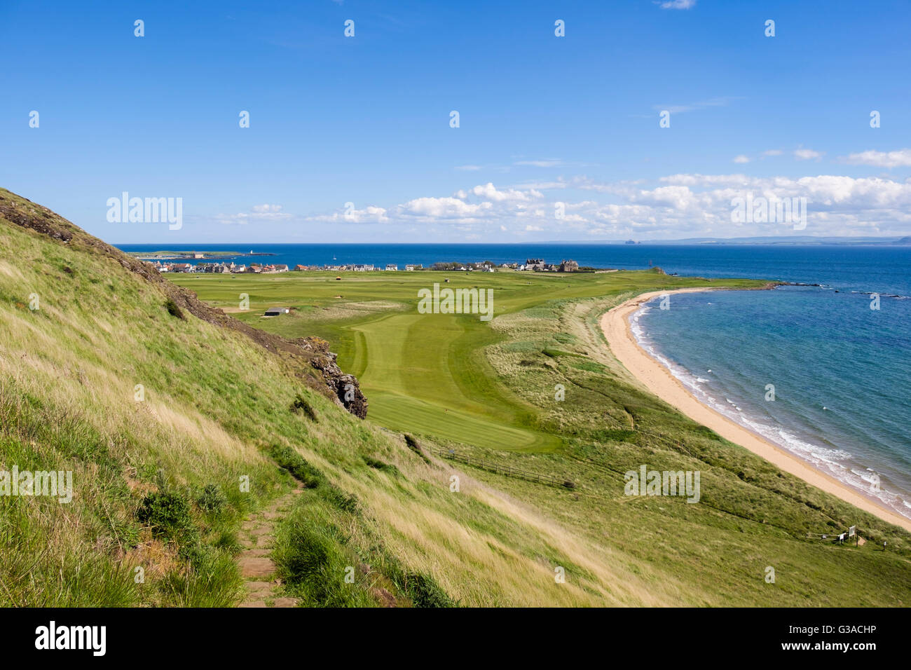 Fife Coastal Path mit Blick auf Golfplatz & Strand in West Bay im Firth of Forth. Elie und Earlsferry East Neuk Fife Schottland UK Stockfoto
