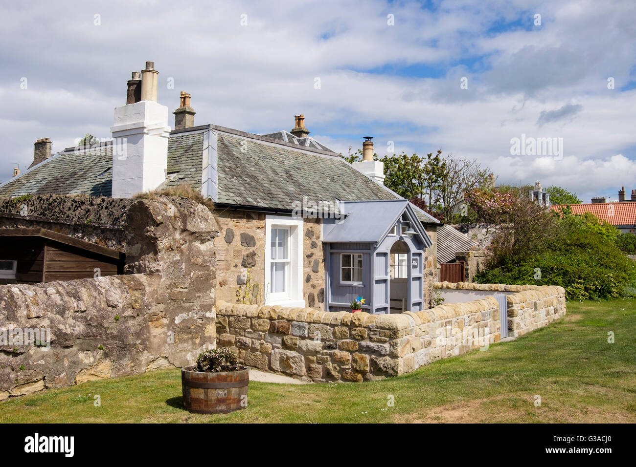 Malerisches Landhaus aus Stein mit Holzveranda und kleinen ummauerten Vorgarten am Meer im Dorf von Elie und Earlsferry Fife Schottland Stockfoto