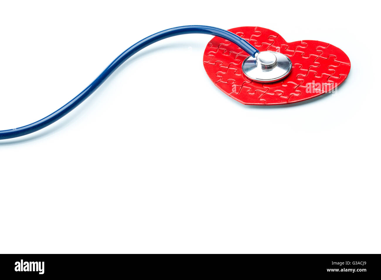 Roten Puzzle Herz mit Stethoskop isoliert auf weißem Hintergrund, Gesundheitswesen Stockfoto