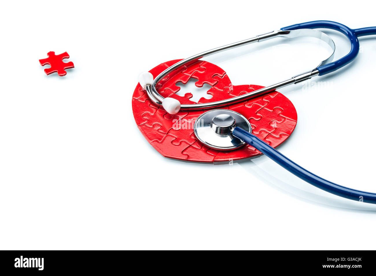 Herz-Kreislauferkrankungen, Puzzle Herz mit Stethoskop auf weißem Hintergrund Stockfoto