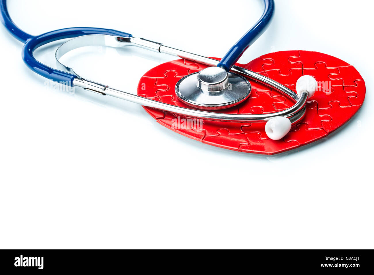 Roten Puzzle Herz mit Stethoskop isoliert auf weißem Hintergrund, Gesundheitswesen Stockfoto