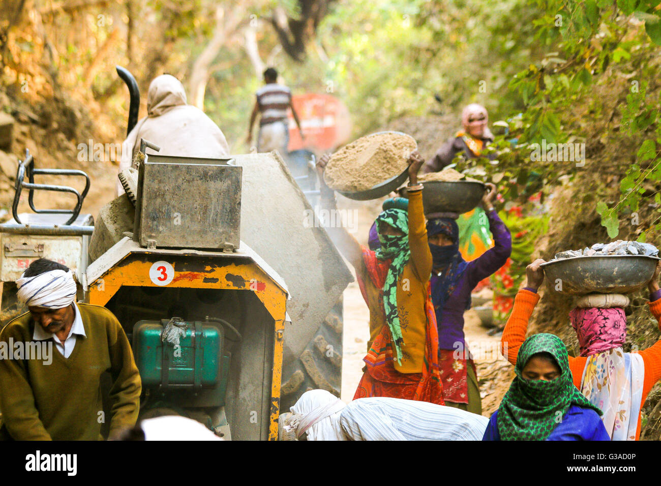 Unantastbar indische Männer und Frauen Graben Straße in Ranthambore Fort, Indien Stockfoto