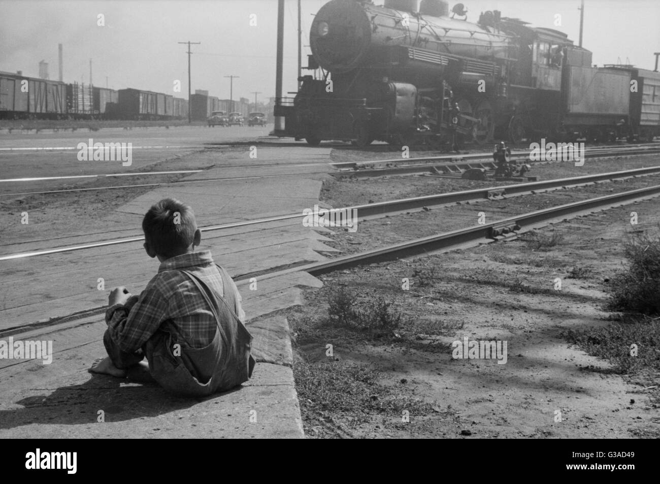 Ein Kind, das auf der anderen Seite der Gleise lebt, Minneapolis Stockfoto