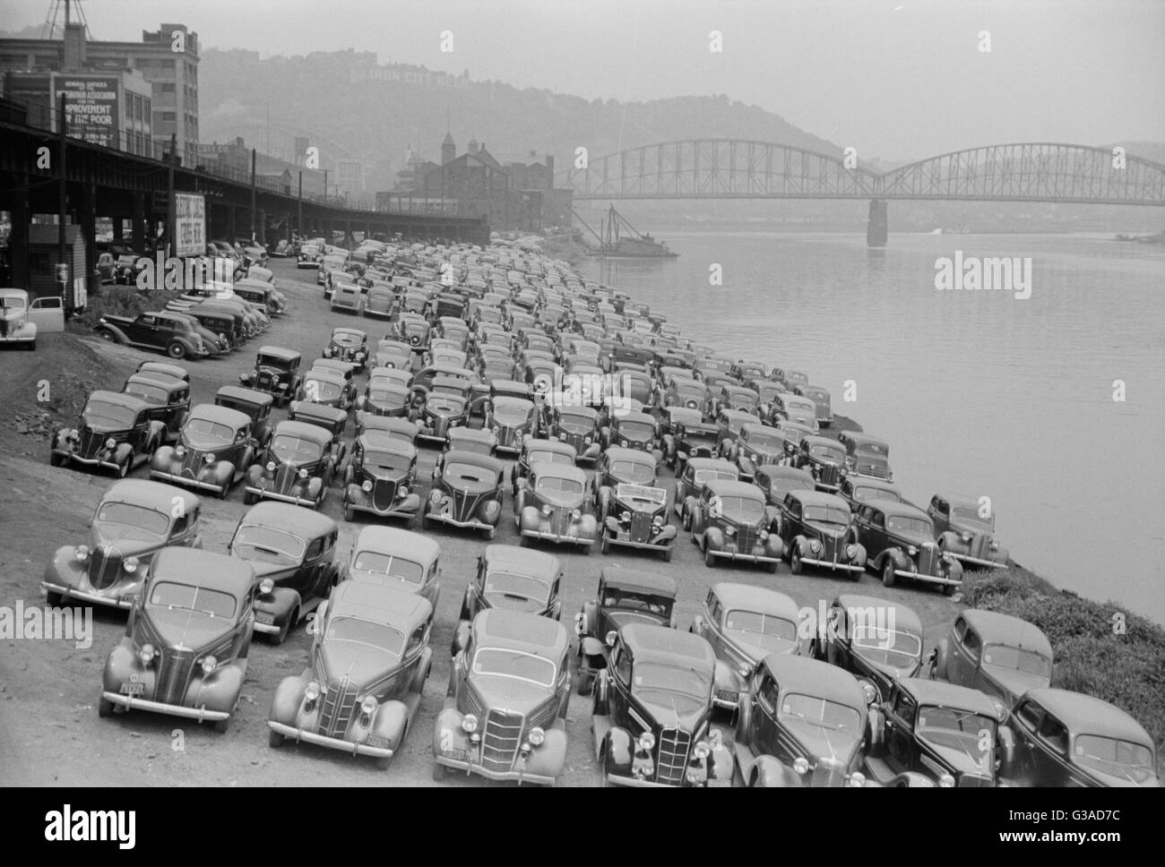 Autos parken am Allegheny River, Pittsburgh, Pennsylvania Stockfoto