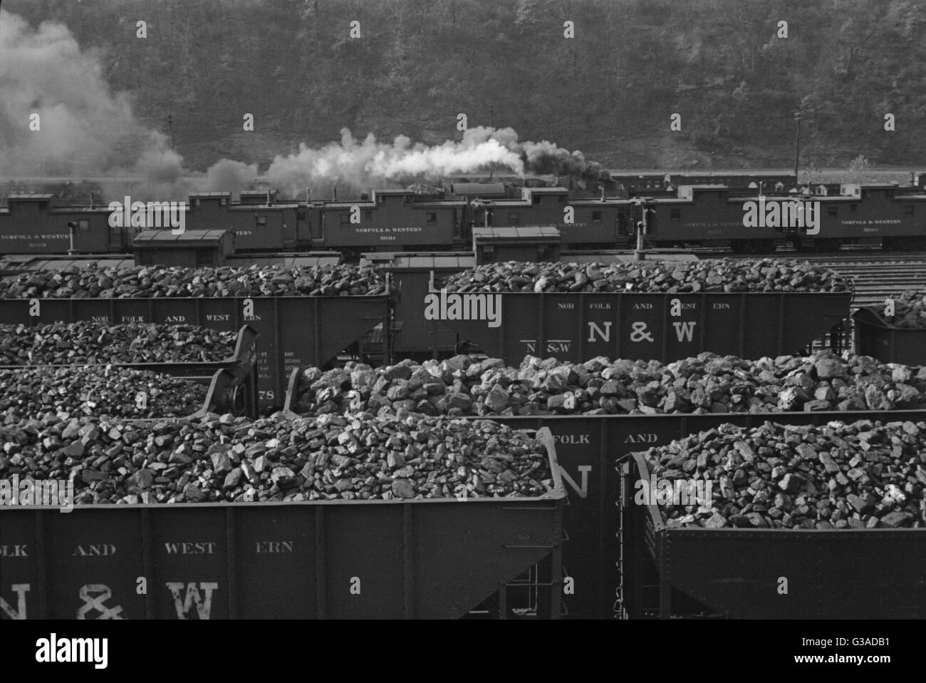 Williamson, West Virginia. Ein Eisenbahnhof mit beladenen Autos Stockfoto
